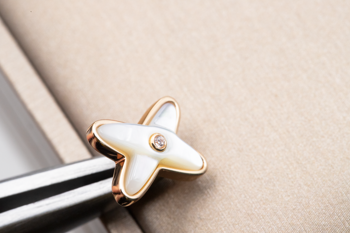 [✨ROSE💎]JEUX DE WHITE MOP PINK GOLD DIAMOND EARRINGS
